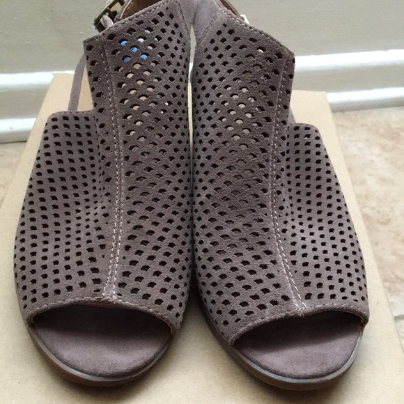 Lucky Brand oiled faux suede low-heels - Picture 3 of 12